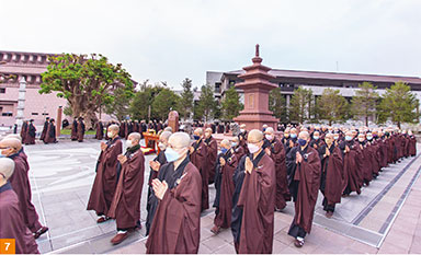 大众法师恭敬合掌，依序绕塔，表达对恩师的无尽感恩